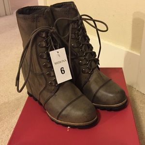 Merona lave up boots like Sorel